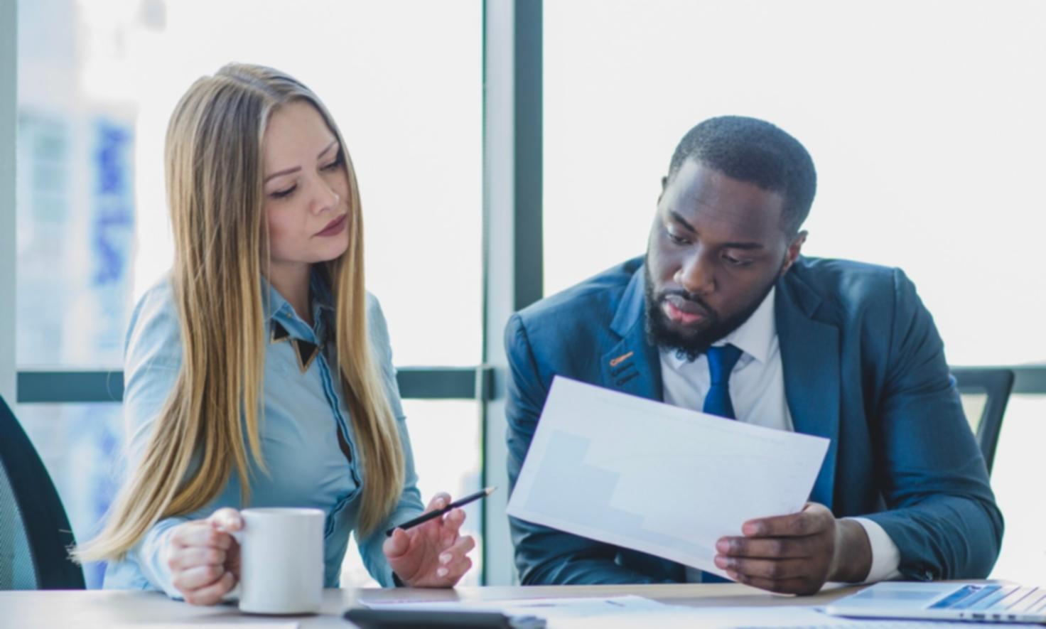 Gründer bei der Finanzplanung mit Laptop und Notizen