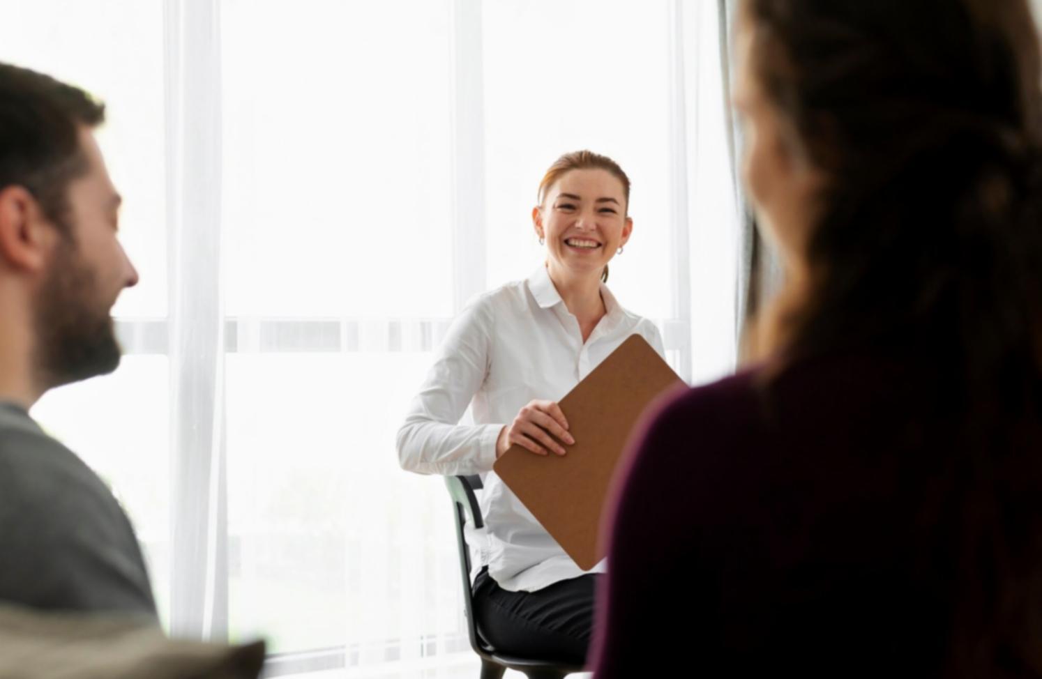 Teamarbeit im morivethal Büro – gemeinsame Projektbesprechung zur Startup-Finanzierung